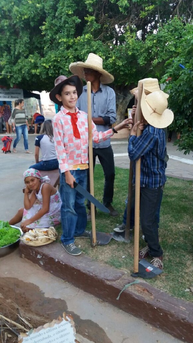 Vestidos como agricultores e mulheres ribeirinhas, os estudantes da Escola Estadual Alcides Mendes da Silva discutiram a preservação ambiental. Foto: Maria Suzerlei Santos